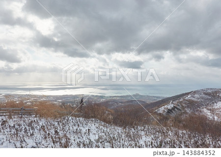 有珠山から望む噴火湾 光る海と雪の山頂 北海道壮瞥町 有珠山から望む噴火湾 光る海と雪の山頂 北海道壮瞥町 143884352