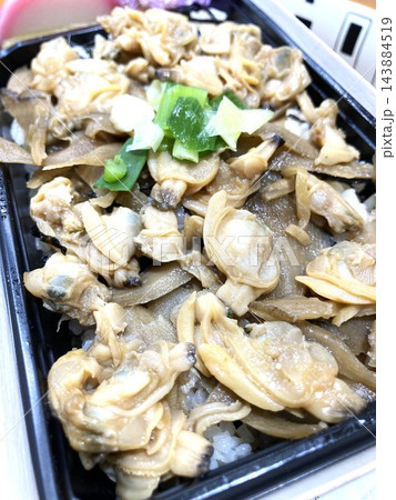 あさりとごぼうの煮付けがたっぷり乗った深川丼風のお弁当 143884519
