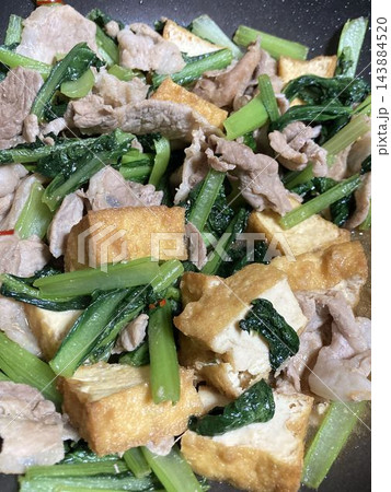 フライパンで炒めた豚肉と厚揚げと小松菜の炒め物 フライパンで炒めた豚肉と厚揚げと小松菜の炒め物 143884520