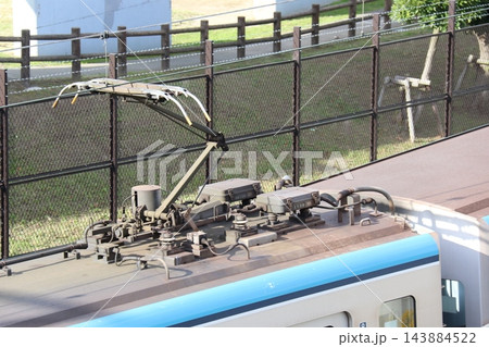 深川検車区行徳分室付近を走る東京メトロ東西線車両のシングルアームパンタグラフ 深川検車区行徳分室付近を走る東京メトロ東西線車両のシングルアームパンタグラフ 143884522