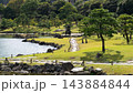 旧芝離宮恩賜庭園の美しい日本庭園と池の風景 143884844