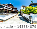【重要伝統的建造物群保存地区】笠島　海に向かう通りの初夏の風景　香川県丸亀市本島 143884879