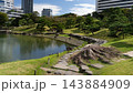 旧芝離宮恩賜庭園の日本庭園と背景に広がる高層ビル群 143884909