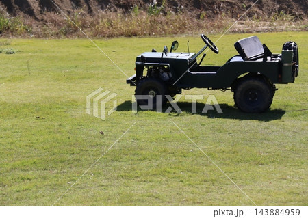 芝生広場に停車するジープ風の小型ミニカー 芝生広場に停車するジープ風の小型ミニカー 143884959