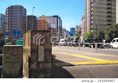 快晴の空のもと佇む浅草橋の親柱と東京の下町・都市の街並み風景 快晴の空のもと佇む浅草橋の親柱と東京の下町・都市の街並み風景 143884967