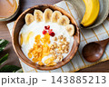 ヨーグルトとバナナの俯瞰 143885213