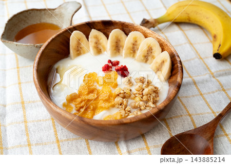 バナナのある朝食 ヨーグルト バナナのある朝食 ヨーグルト 143885214