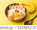 黄色背景とバナナヨーグルト 143885215
