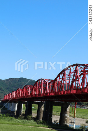 青空に向かって伸びる四万十川の赤鉄橋 青空に向かって伸びる四万十川の赤鉄橋 143885248