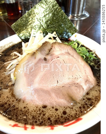 大きなチャーシューと黒マー油が特徴的な豚骨ラーメン 大きなチャーシューと黒マー油が特徴的な豚骨ラーメン 143886255