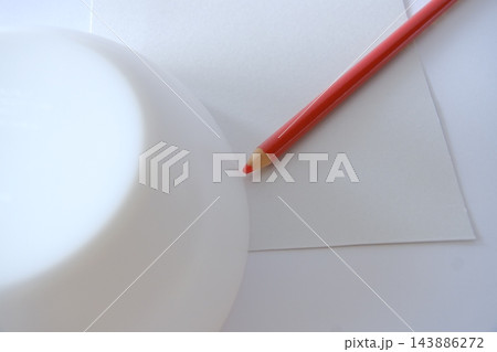 厚紙にお皿をあてて扇形の線を描く工程 143886272