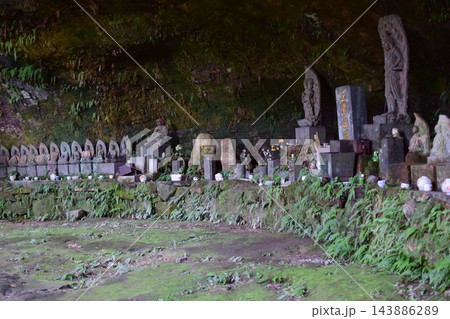 岩窟に並ぶ鵜殿石仏群の石仏(佐賀県唐津市) 岩窟に並ぶ鵜殿石仏群の石仏(佐賀県唐津市) 143886289