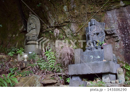 岩窟に安置された鵜殿石仏群の石仏（佐賀県唐津市） 143886290