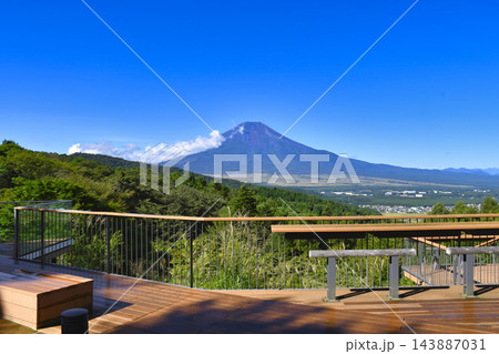 【山梨県】二十曲峠から眺める夏の富士山 【山梨県】二十曲峠から眺める夏の富士山 143887031