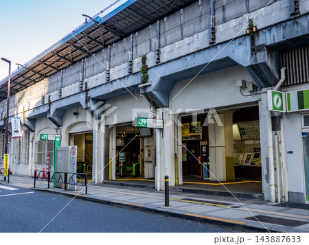 JR東日本「両国駅」東口の駅名表示と外観 143887633