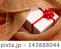 ジュート麻に包まれたクリスマスプレゼント 143888044