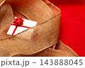 ジュート麻に包まれたクリスマスプレゼント 143888045