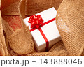 ジュート麻に包まれたクリスマスプレゼント 143888046