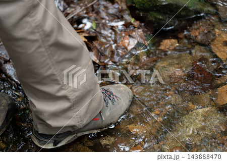 登山 水場を歩く 登山 水場を歩く 143888470