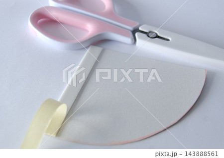 厚紙に貼った両面テープの剥離紙を剥がす工程 厚紙に貼った両面テープの剥離紙を剥がす工程 143888561