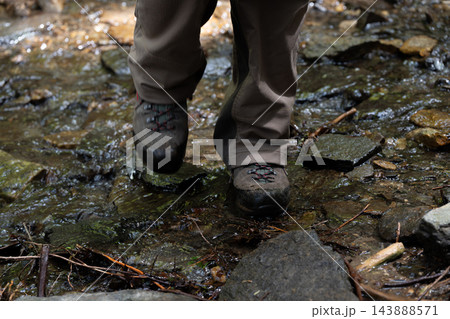 登山 水場を歩く 登山 水場を歩く 143888571