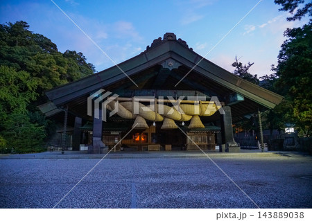 早朝の出雲大社 神楽殿 早朝の出雲大社 神楽殿 143889038