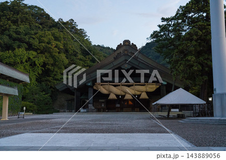早朝の出雲大社 神楽殿 早朝の出雲大社 神楽殿 143889056