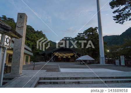 早朝の出雲大社 神楽殿 早朝の出雲大社 神楽殿 143889058