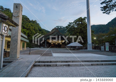 早朝の出雲大社 神楽殿 早朝の出雲大社 神楽殿 143889060