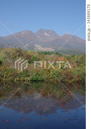 周囲の紅葉と秋の妙高山を映すいもり池 縦位置 周囲の紅葉と秋の妙高山を映すいもり池 縦位置 143889178
