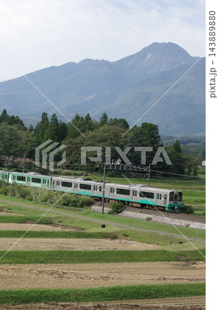 妙高山をバックに走るえちごトキめき鉄道ET127系 143889880