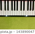 ピアノの鍵盤 真上からの俯瞰 143890047