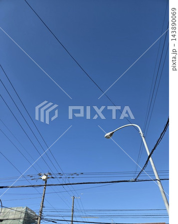 電線と街灯のある風景 143890069