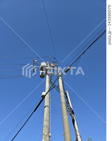 電線と電柱のある風景 電線と電柱のある風景 143890070
