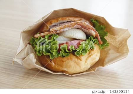 かぶがサンドされたヘルシーなごちそう野菜バーガー 143890134