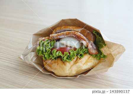 かぶがサンドされたヘルシーなごちそう野菜バーガー 143890137
