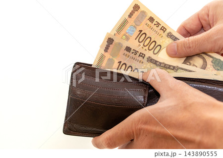 財布から紙幣を取り出す 財布から紙幣を取り出す 143890555