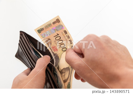 財布から紙幣を取り出す 財布から紙幣を取り出す 143890571
