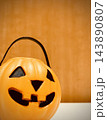 ハロウィンのオレンジのカボチャのバケツ 143890807