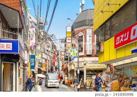 東京・下北沢駅前 南口商店街 143890996