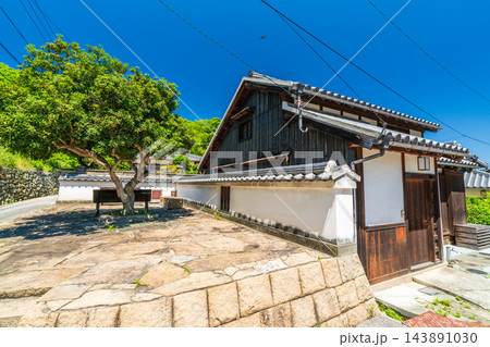 【重要伝統的建造物群保存地区】笠島 初夏の風景 公園と古民家 香川県丸亀市本島 【重要伝統的建造物群保存地区】笠島 初夏の風景 公園と古民家 香川県丸亀市本島 143891030