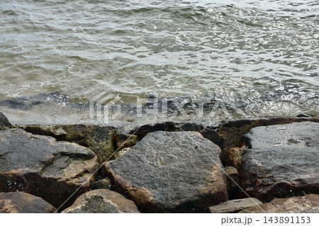 瀬戸内海の海岸で波を受ける護岸の石 瀬戸内海の海岸で波を受ける護岸の石 143891153