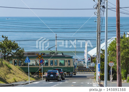 湘南七里ヶ浜 江ノ電と海 湘南七里ヶ浜 江ノ電と海 143891388