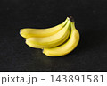 黒バックに映える黄色いバナナ 143891581