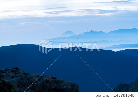 東鎌尾根から見る早朝の富士山と南アルプス　北アルプスの槍ヶ岳、大キレット縦走登山 143891649