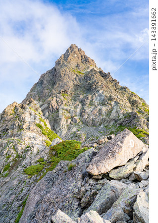 東鎌尾根から見る早朝の槍ヶ岳　北アルプスの槍ヶ岳、大キレット縦走登山 143891662