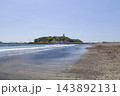 湘南片瀬東浜  波打ち際から見た江の島 143892131