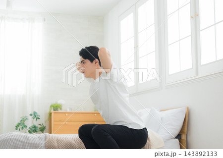 スクワットする男性 143892133