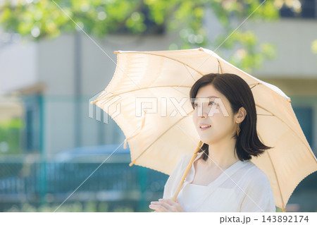 日傘をさすミドル女性 143892174