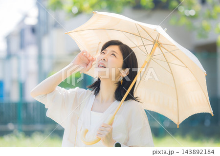 日傘をさすミドル女性 日傘をさすミドル女性 143892184